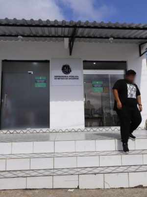 A Defensoria Pública do Estado do Amazonas (DPE-AM) instaurou um Procedimento Coletivo (PC) para investigar supostas irregularidades que impediram que mais de 100 servidores aprovados em concurso público no fim de 2024 na Prefeitura de Uarini assumissem seus cargos no início deste ano, após a troca da gestão no Município. O procedimento foi aberto após servidores nomeados formalizarem reclamação na DPE-AM.