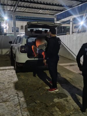 A Polícia Civil do Amazonas (PC-AM), por meio da 58ª Delegacia Interativa de Polícia (DIP) de Uarini (a 565 quilômetros de Manaus), com apoio da Guarda Civil Municipal (GCM), cumpriu, nesta segunda-feira (24), um mandado de prisão preventiva contra Israel de Oliveira Aquino, de 41 anos, conhecido como Ceará, pelo crime de tortura cometido em novembro de 2024, em uma via pública do município. Ele também tinha condenação por tráfico de drogas.