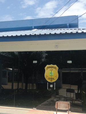 A Polícia Civil do Amazonas (PC-AM), por meio da 58ª Delegacia Interativa de Polícia (DIP) de Uarini (a 565 quilômetros de Manaus), cumpriu, na quinta-feira (13), mandado de prisão preventiva de Josimar Ferreira Sevalho, 28, conhecido como “Có”, apontado como um dos mandantes de duas tentativas de homicídio contra um homem, de idade não identificada, em janeiro deste ano, no município. A prisão aconteceu em via pública no bairro Centro, em Uarini.