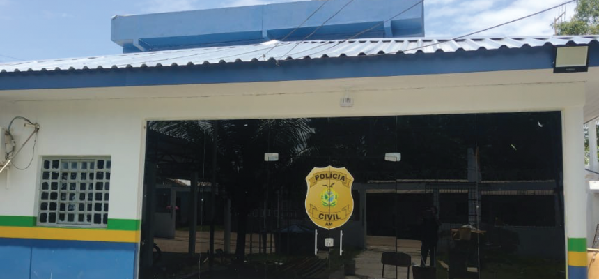 A Polícia Civil do Amazonas (PC-AM), por meio da 58ª Delegacia Interativa de Polícia (DIP) de Uarini (a 565 quilômetros de Manaus), cumpriu, na quinta-feira (13), mandado de prisão preventiva de Josimar Ferreira Sevalho, 28, conhecido como “Có”, apontado como um dos mandantes de duas tentativas de homicídio contra um homem, de idade não identificada, em janeiro deste ano, no município. A prisão aconteceu em via pública no bairro Centro, em Uarini.