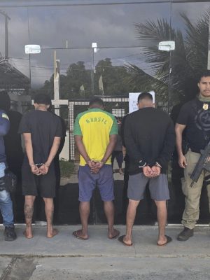 A Polícia Civil do Amazonas (PC-AM), por meio da 58ª Delegacia Interativa de Polícia (DIP) de Uarini (a 565 quilômetros de Manaus), com o apoio da Guarda Civil Municipal (GCM), cumpriu, nesta quinta-feira (03), mandado de prisão preventiva de Daniel Lopes Pinto, 24, Felipe Lopes Cordeiro, 23, e Vanilson Ferreira Sevalho, 30, por roubo e furto.